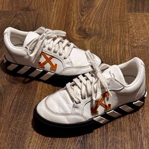 Off-White
Kid's Arrow Leather Low-Top Sneakers,size 30
US size 12.5